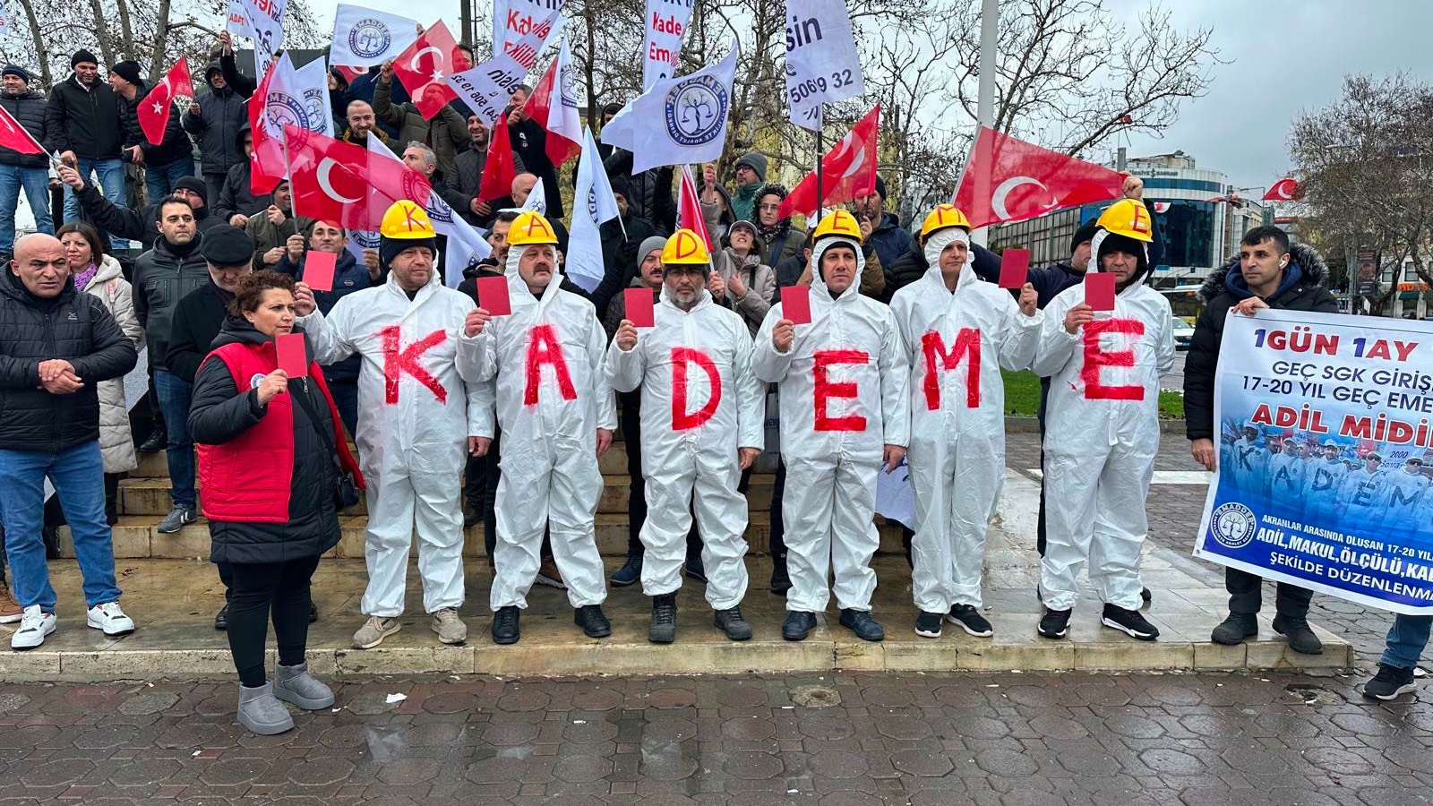 Kademeli emeklilik bekleyenler emekçilerden iktidara kırmızı kartlı protesto