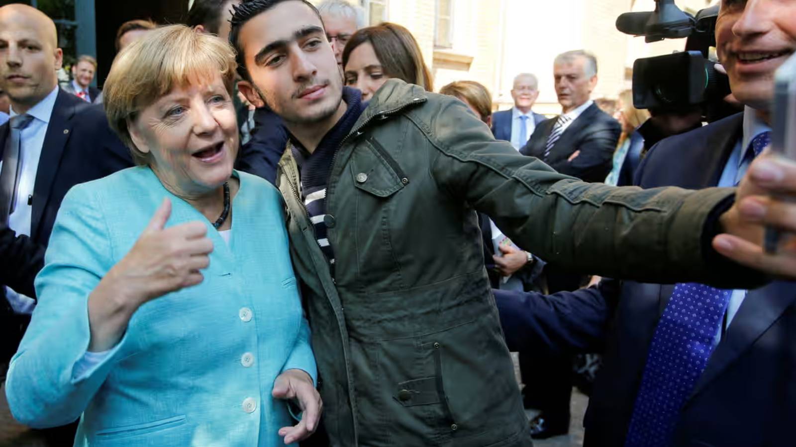 merkelle-cekildigi-ikonik-selfie-ardindan-ilk-kez-konusan-suriyeli-modamani-karsilassam-onu-hayal-kirikligina-ugratmadigimi-soylemek-isterdim-Chju8gVq.jpg