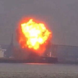 abdde komur tasiyan kargo gemisinde patlama meydana geldi 8q9ykzNm