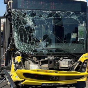 besiktasta iett otobusu ile minibus carpisti CDV23xFa