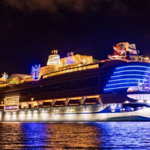 dunyanin en buyuk yolcu gemisinde su kaydiragi kirildi dehset anlarini yolcular anlatti B6QOEVC3