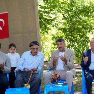 vali celik semdinlide sehit ailelerini ziyaret etti iLm6c6xO