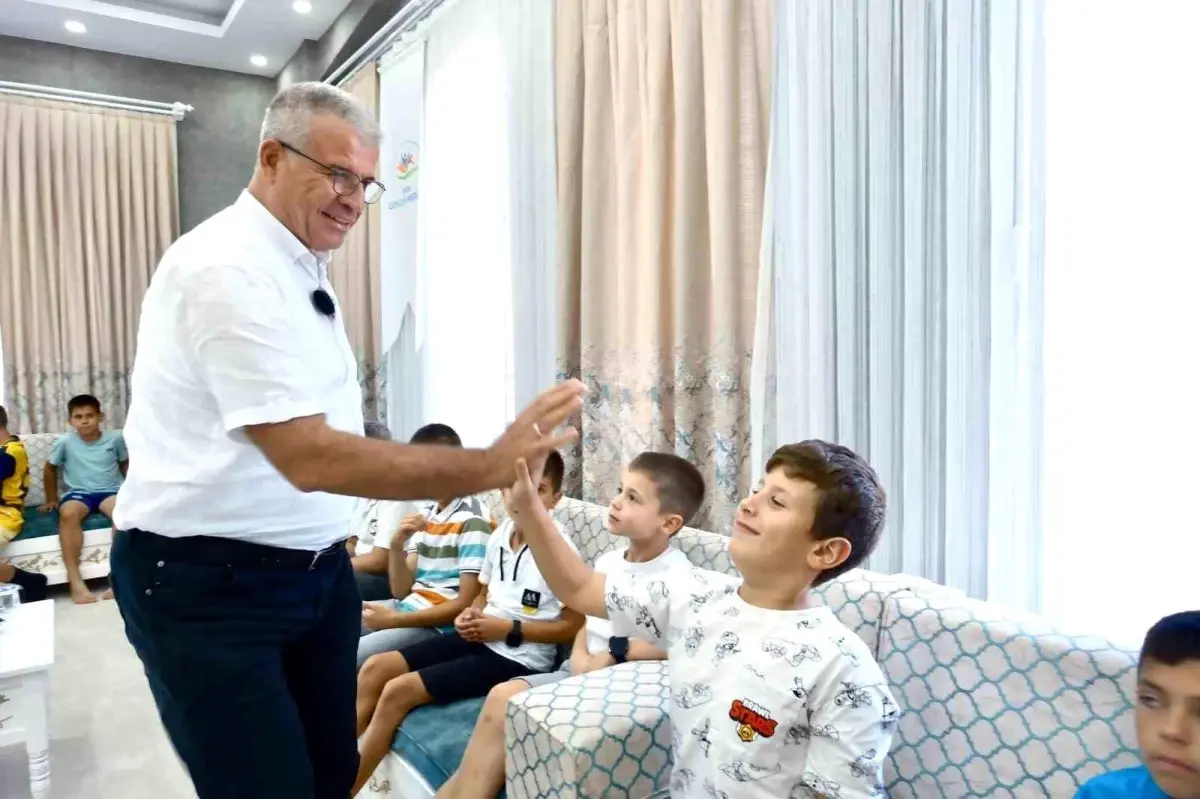 baskan elbi karabigali cocuklara spor ayakkabi hediye etti vlU9EQiU