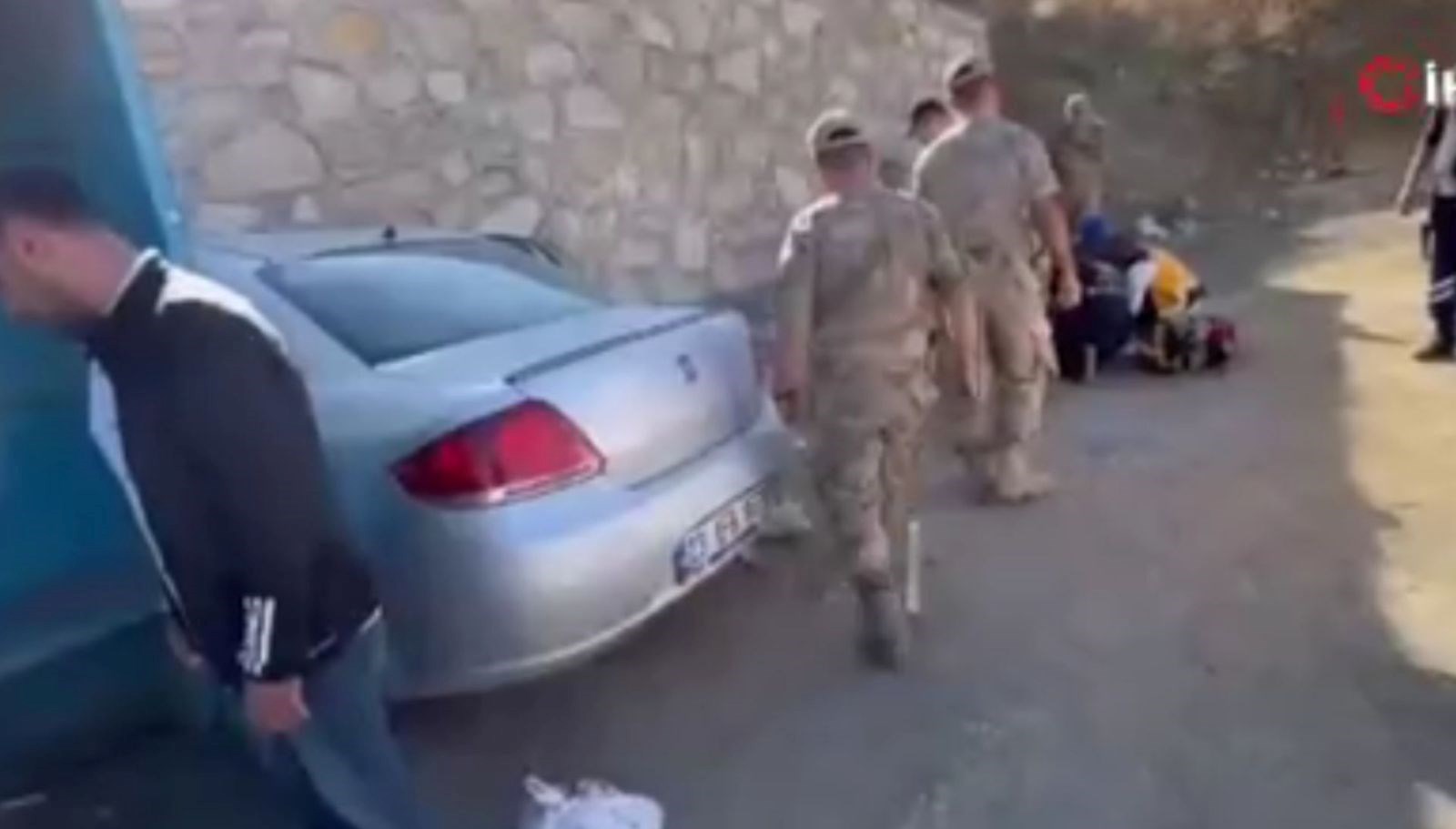 elazigda otomobil duraga daldi 1i agir 6 yarali GUKjCtmR