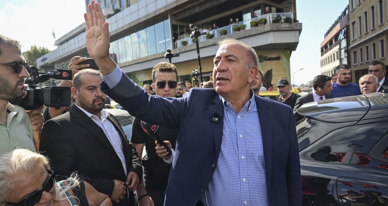 gursel tekin cakarli araciyla chpnin sariyerdeki binasinda dbPcZH2z