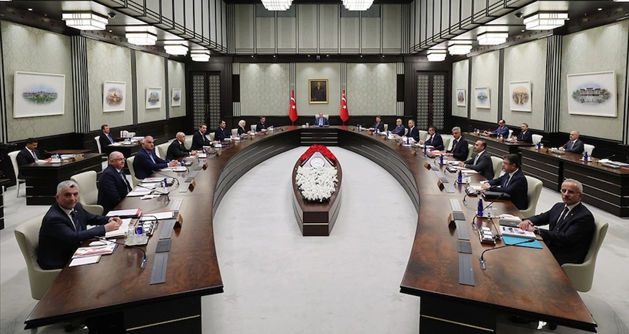 kabine toplaniyor masada neler var AEx1RsCQ