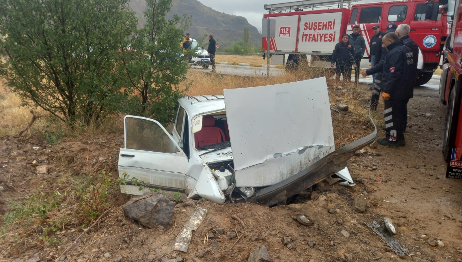 sivasta otomobi sarampole devrildi iki yarali VNFsEkCU