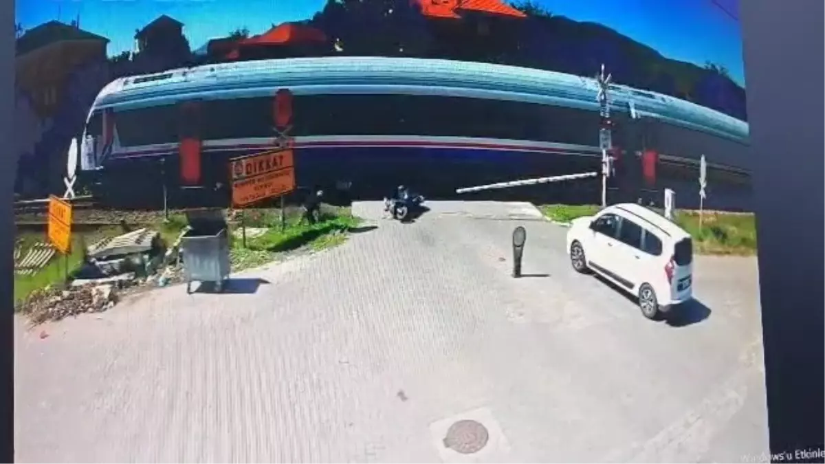 zonguldakta trenle carpisan motosiklet surucusu yaralandi NicIjq6m