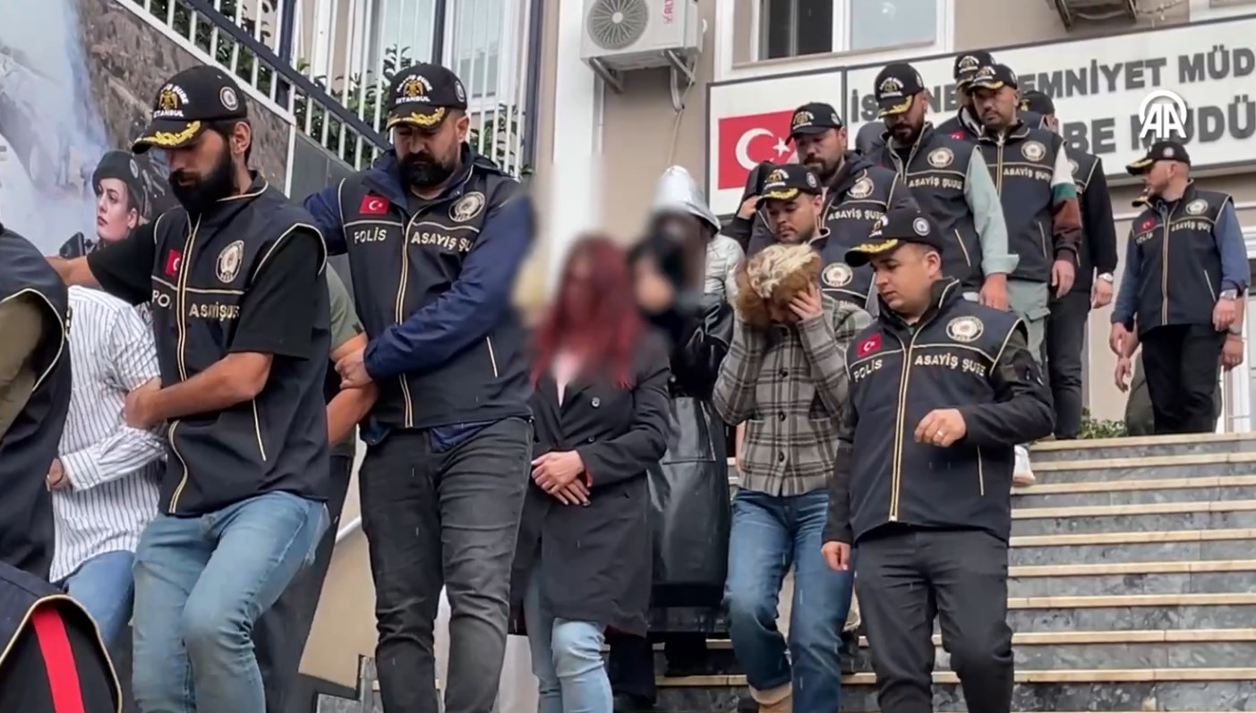 ahlak polisinden istanbulda 15 ilceye baskin XrSr4A5L.jpg