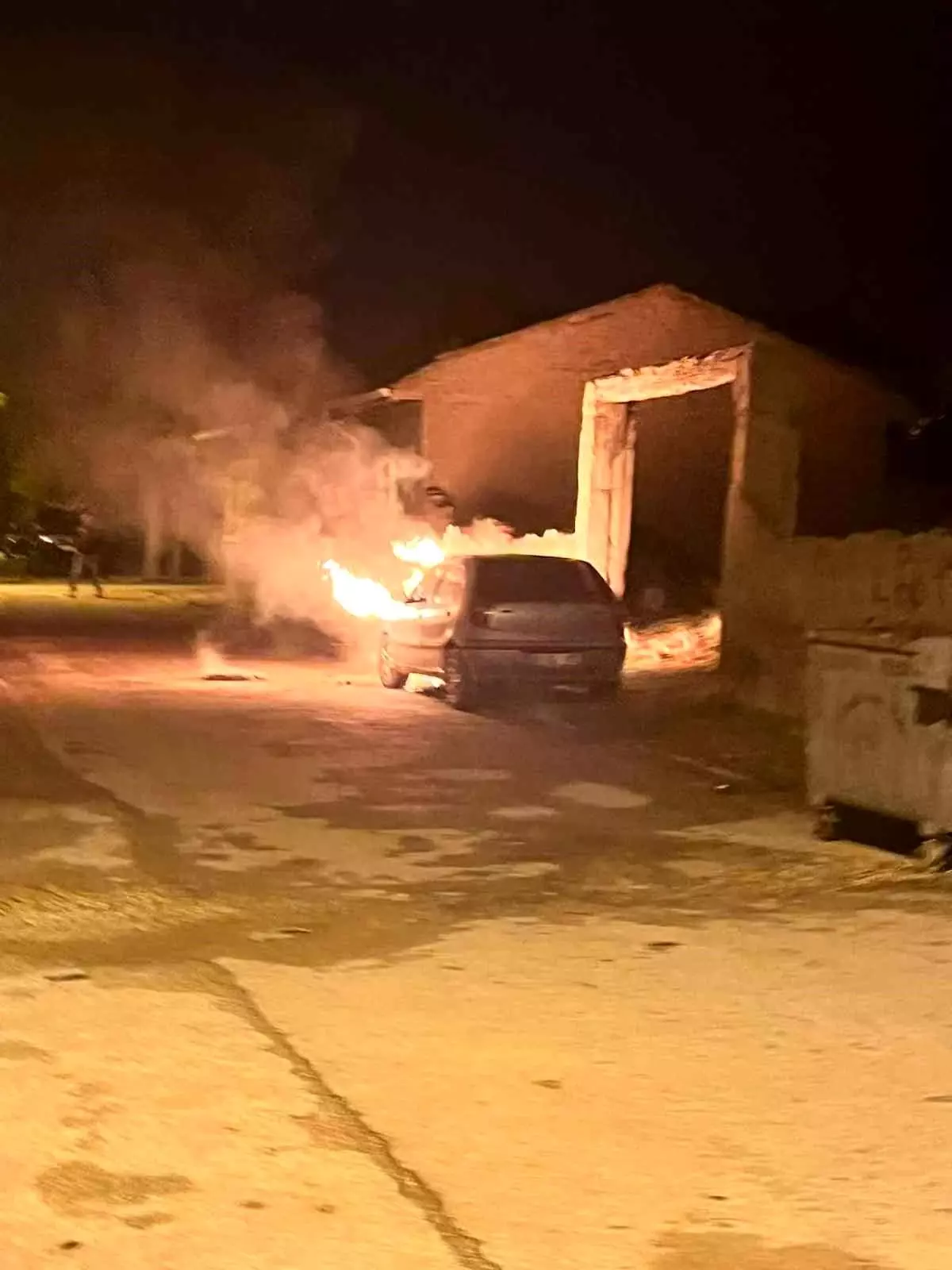 eskisehirde park halindeki otomobil yangini IhJ3xkRI.jpg