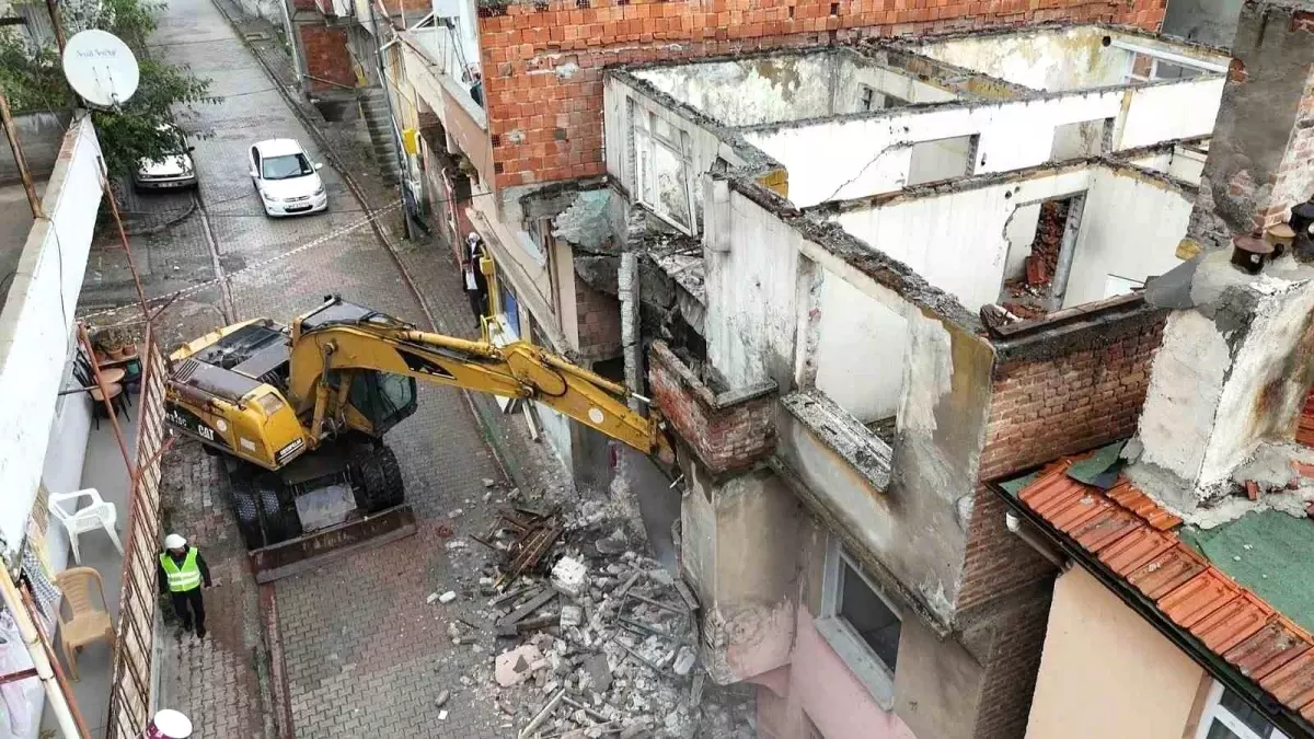 ilkadimda metruk binalara karsi yikim calismalari devam ediyor 9YDnbEwx.jpg