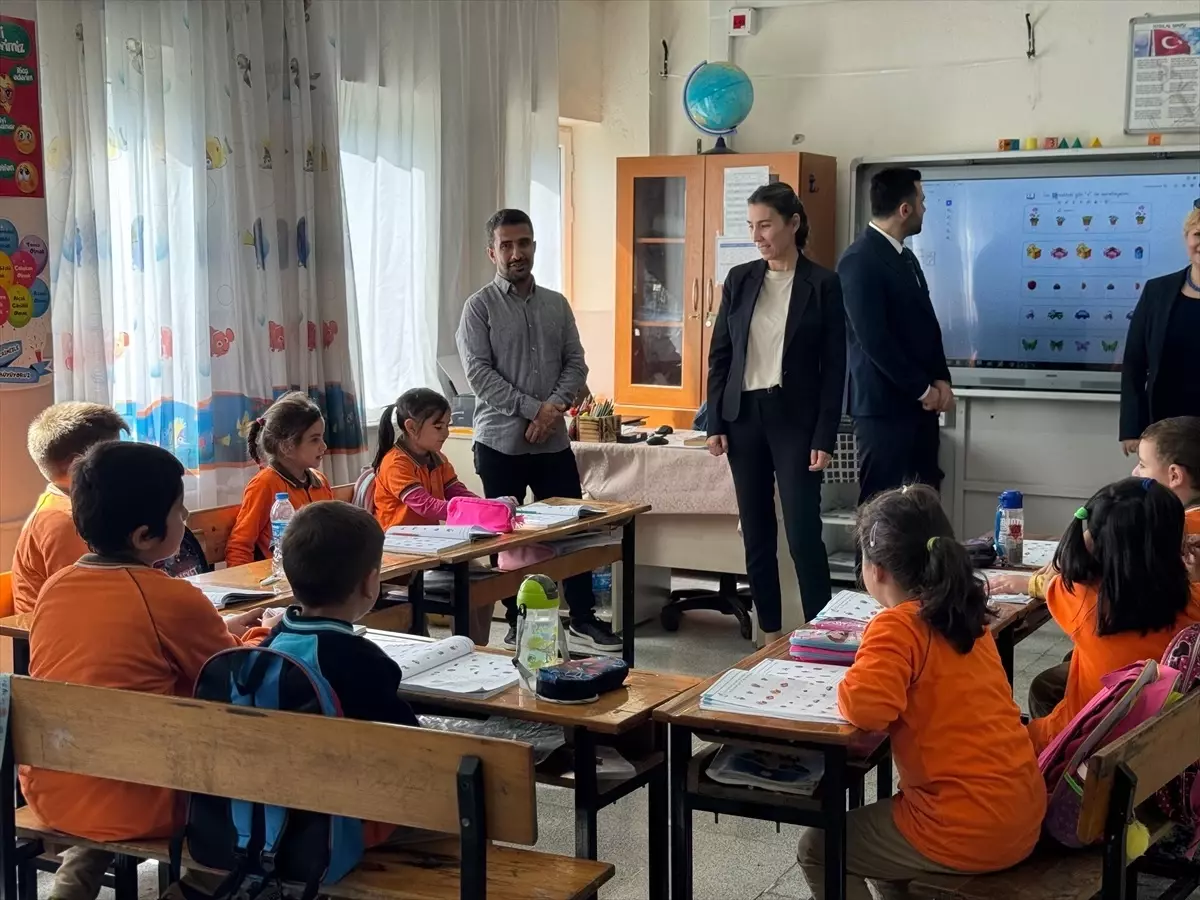 kaymakam buyuker tobb ilkokulunu ziyaret etti mqs1ONel