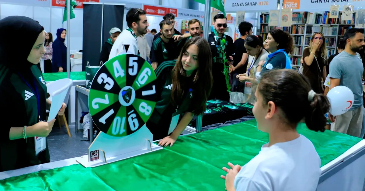 kocaeli kitap fuarinda yesil siyah cosku FGZzUQ6v