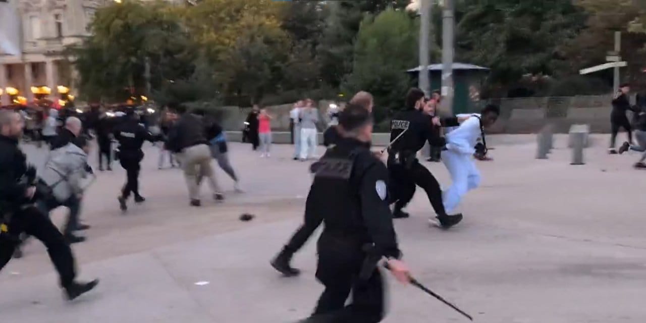 paristeki konserde izdiham arbede yasandi qQeKYtwB.jpg