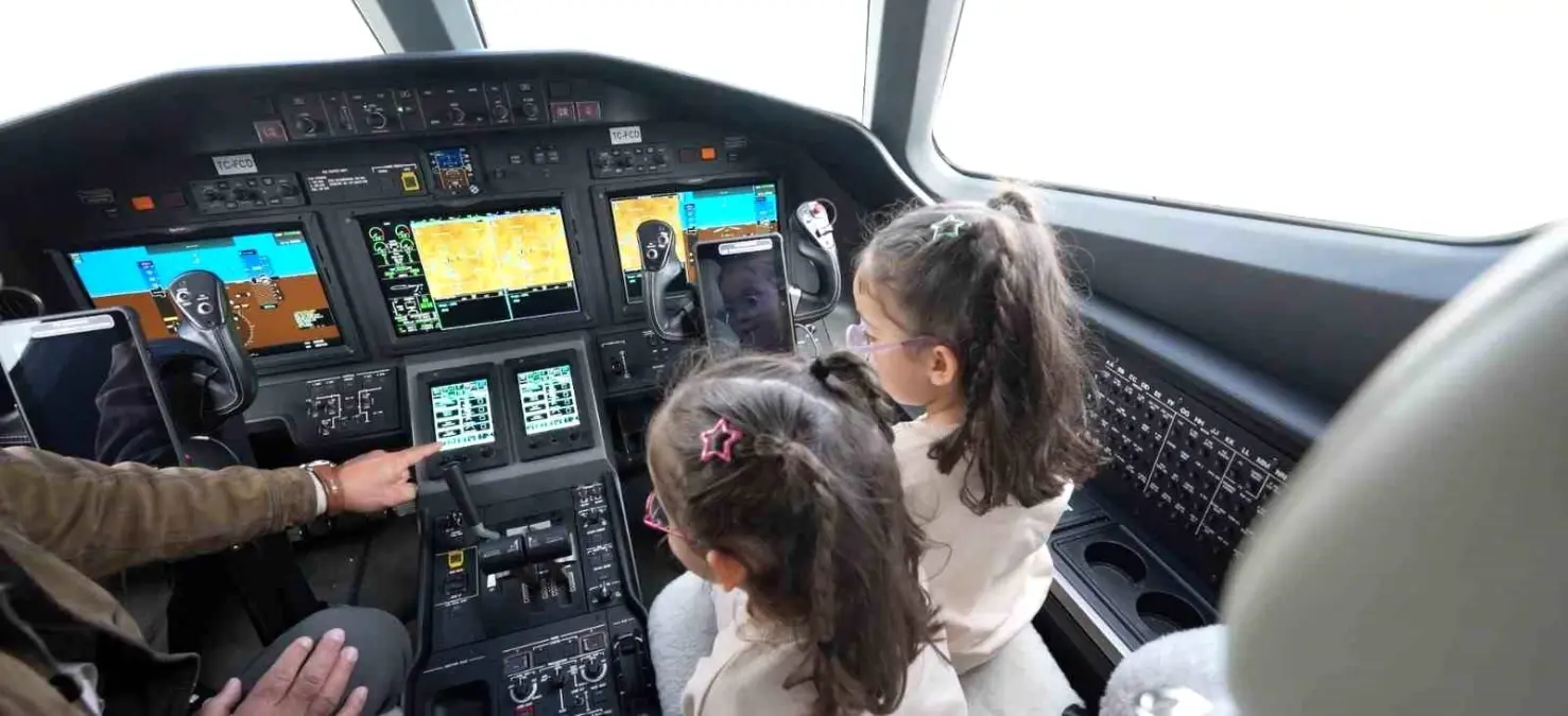 ulastirma bakani ucak inislerini izleyen ikiz kardesleri agirladi wyusq7Uw