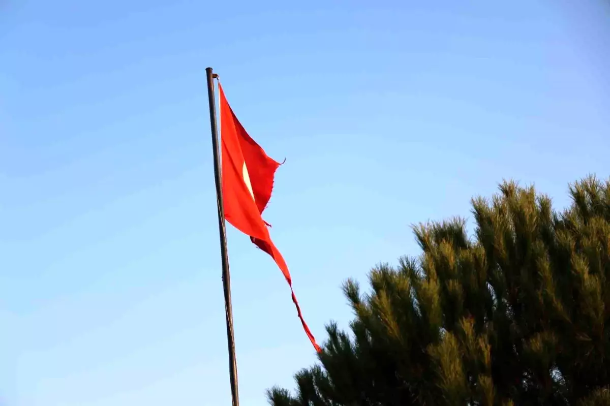 yirtilan turk bayragina tepki vatandaslar yenilenmesini bekliyor xDIzvDYe.jpg