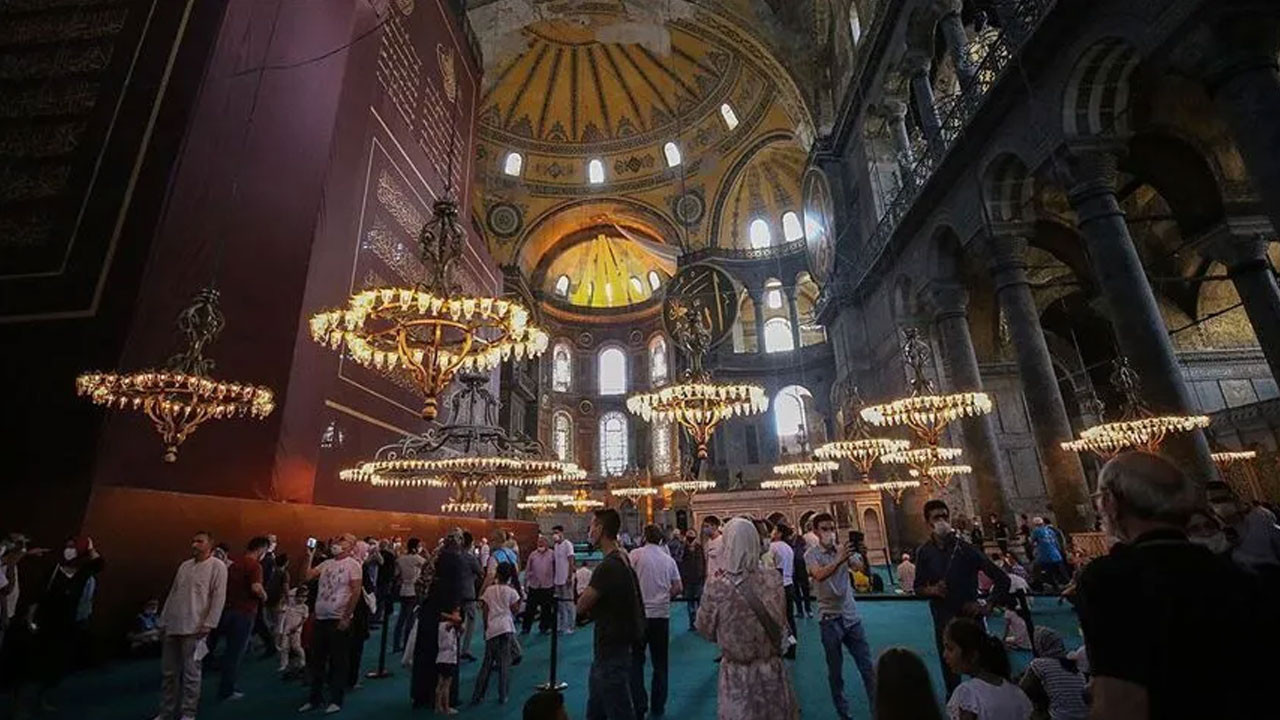 Ayasofyada iki turist gozaltina alindi pqw49mO3